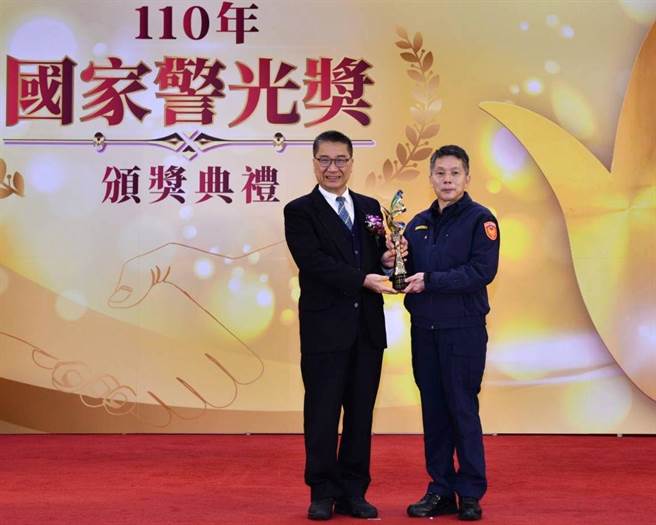 嘉義市警察局長黃建榮代表領取「國家警光獎」團體組偵查犯罪類優等獎。（嘉義市警察局提供）