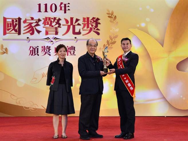 第一分局偵查隊長邱國揚領取「國家警光獎」偵查犯罪類優等獎。（嘉義市警察局提供）