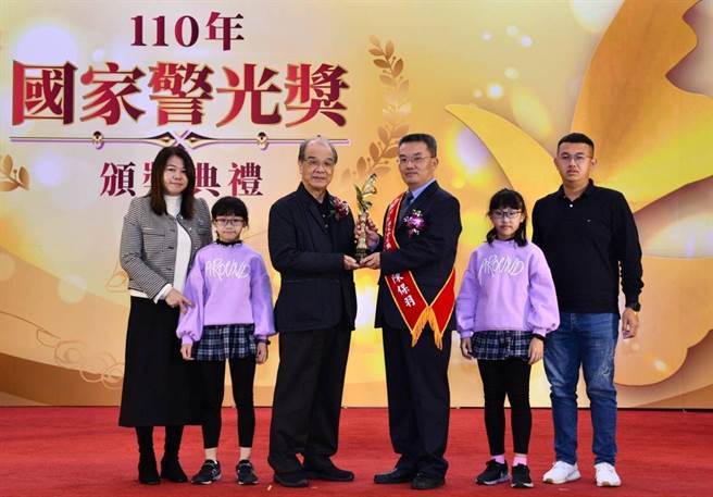 刑事警察大隊偵查佐陳保羽領取「國家警光獎」反黑肅槍類優等獎。（嘉義市警察局提供）