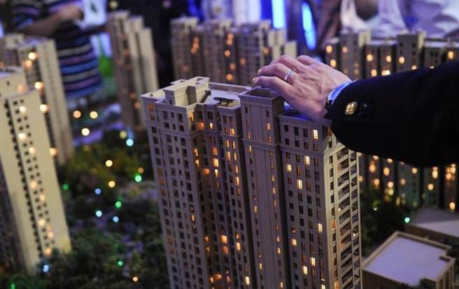 大陆房企新力控股今天在港交所发布公告表示，明年1月到期的一笔2.5亿美元债无力偿还恐违约。(新华网)