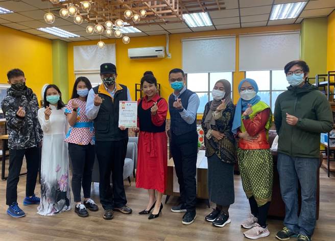 国立金门大学国际暨两岸事务处今天捐赠金门家扶中心大批冬衣和象徵外籍学生爱心，背后有洋葱的新台币4100元。（金大提供）