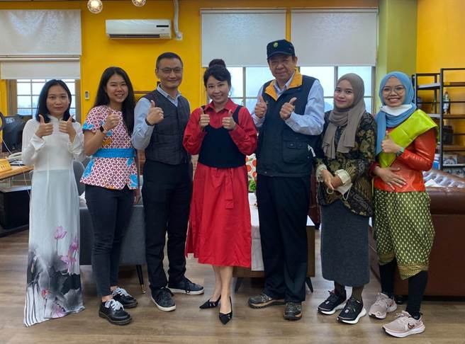 金大将来自社会各界的爱心，从温馨校园经由公益团体中转，再一站站传递下去。（金大提供）