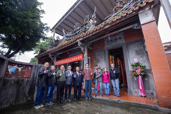 潤昶有限公司林季澤董事長(左起)、黃天浩建築師、萬華區公所詹天保區長、黃珊珊副市長辦公室林冠年秘書、高氏宗祠代表高朝國主委、文化局田瑋副局長、文資委員薛琴老師、文資委員劉淑音老師、萬華區青山里李昭成里長今日出席台北市現存唯一書院建築的私有古蹟「學海書院」(現名高氏宗祠)舉辦第一期修復工程開工典禮。（羅永銘攝）
