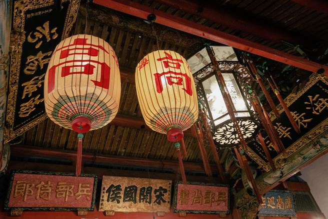 私有古蹟「學海書院」(現名高氏宗祠)前廳、正廳建築整體及內部木雕、石雕、泥塑、彩繪等建築裝飾工藝修復。（羅永銘攝）