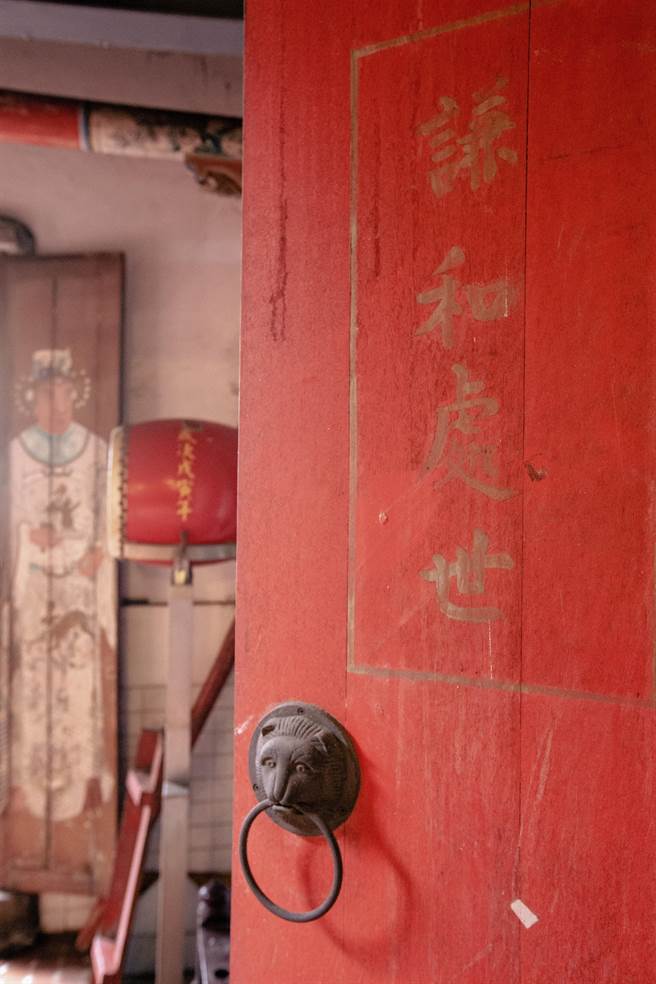 學海書院(現名高氏宗祠)創建於清道光17年(西元1837年)，為清朝淡北最高學府，紅色木門上已有些模糊的金色題字，顯示它的歷史悠久。（羅永銘攝）