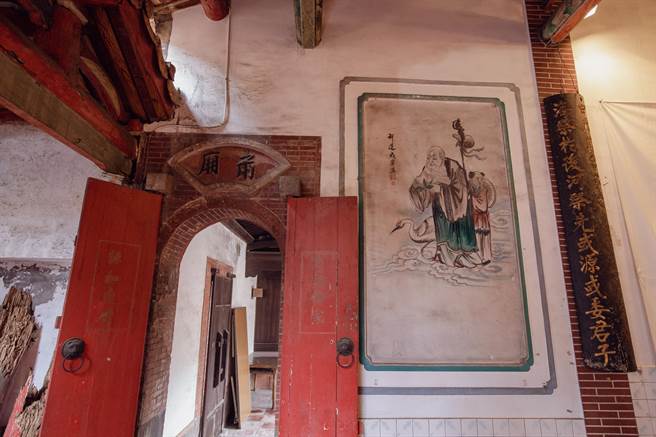私有古蹟「學海書院」(現名高氏宗祠)中保存臺灣北部重要彩繪匠師許連成師傅彩繪作品，更是修復工程中保存的重點之一。（羅永銘攝）