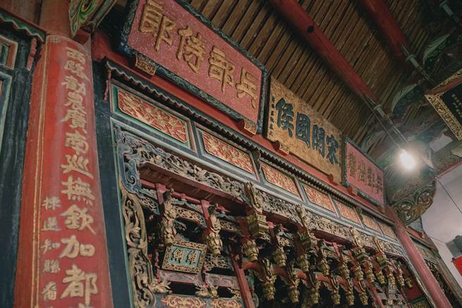 台北市與高氏宗族攜手合作，進行私有古蹟「學海書院」(現名高氏宗祠)前廳、正廳建築整體及內部木雕、石雕、泥塑、彩繪等建築裝飾工藝修復。（羅永銘攝）