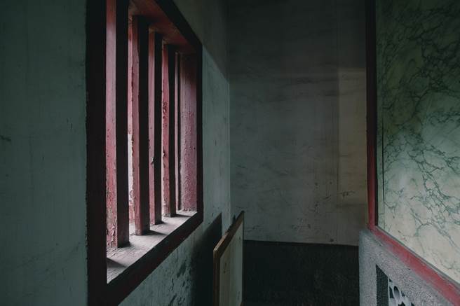 台北市現存唯一書院建築的私有古蹟「學海書院」(現名高氏宗祠)一隅，斑駁的木窗和牆壁歷史味相當濃厚。（羅永銘攝）