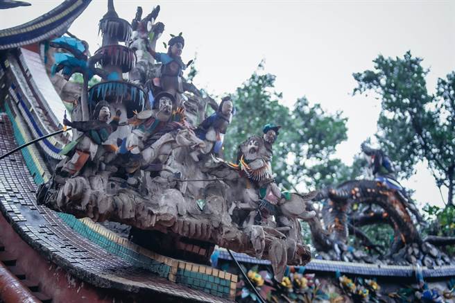 學海書院(現名高氏宗祠)創建於清道光17年(西元1837年)，為清朝淡北最高學府，歷史悠久，書院屋頂上還有許多精緻剪黏、裝飾等，顯得相得繽紛華麗。（羅永銘攝）