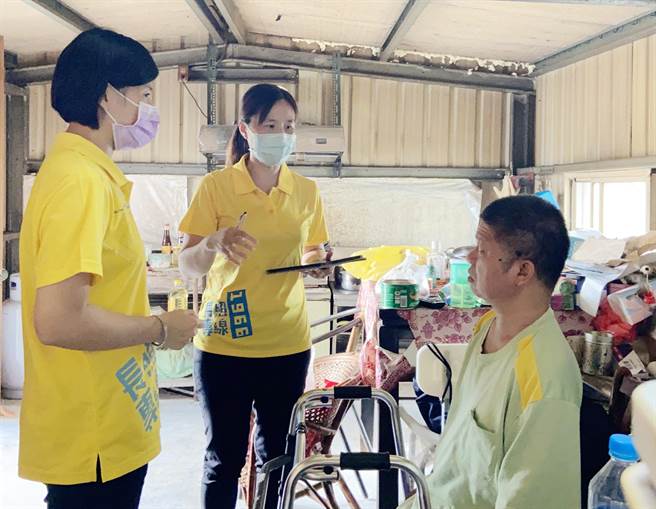 嘉义县长照中心督导洪文芳（中）因服务热心又协助单位获长照服务SNQ国家品质奖，近日得到金点奖肯定。（嘉义县政府提供∕吕妍庭嘉义传真）