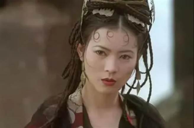 香港已故女星蓝洁瑛美艳外型至今令观眾难以忘怀。(图/ 摘自微博)