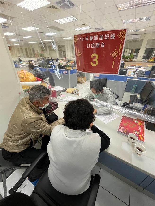 金門縣府繼12月1日開放正班機及第1波加班機後，持續協同各鄉鎮公所同步在縣府一樓大廳及各鄉鎮公所開設服務櫃檯，協助鄉親訂票。（金門縣府觀光處提供）