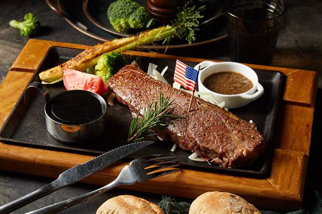 Global Mall桃园A8店带来全新「Mita CAFE BISTRO」改装开幕，27日至31日推出买一送一优惠， 点溼式熟成翼板牛排，即赠限量小红帽鸡胸或奶油菇菇义大利麵。（Global Mall提供）