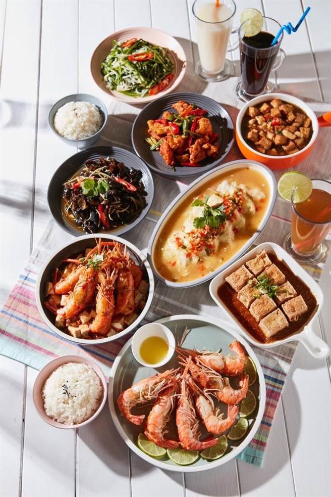 京站的HEYAHH推出吃虾搏好运活动，另推出原价3270元的HEYAHH 5人餐，特价2980元，再享48元饮料升级黄金大麦鲜啤酒。（京站提供）