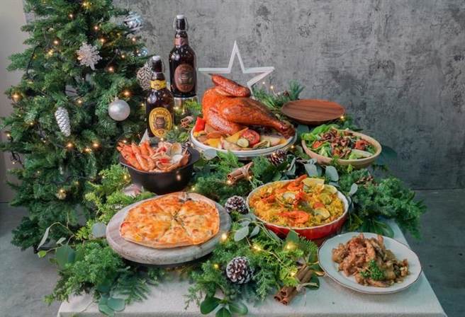 京站的金色三麦推出耶诞烤火鸡套餐，推荐价4860元，内用另享优惠价230元加购1公升啤酒。（京站提供）