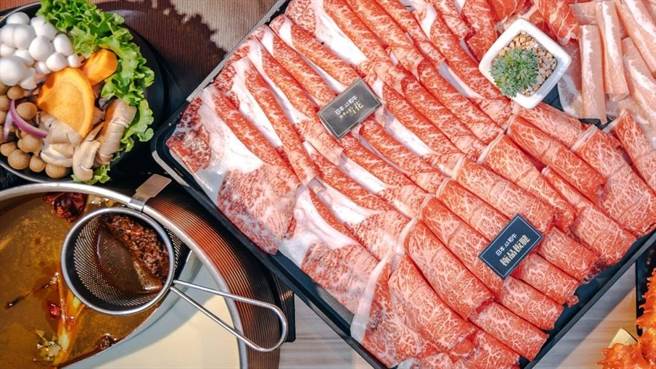 大叶高岛屋引进了台北首店、百货最大店的藏王极上锅物，主打海鲜、A5和牛等高级食材，24日正式开幕，预约订位4人同行打卡送「综合海鲜船」兑换券。（大叶高岛屋提供）