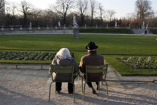 法國衛生部長表示，由於Omicron來勢洶洶，估計年底前法國的每日新增確診病例將破10萬。圖為巴黎街頭。（圖／美聯社）