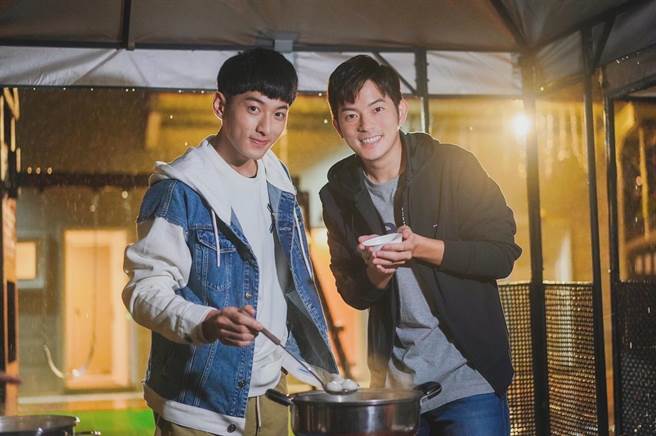 宥勝帶岳軒為劇組煮湯圓過冬至 。（TVBS提供）