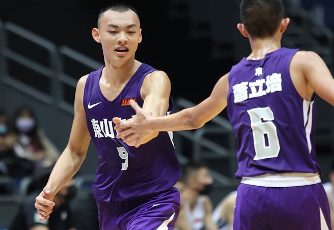 东山高中潘建宏（左）和队友击掌庆祝。（高中体总提供）