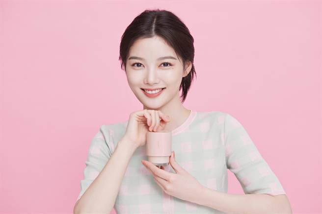 女星金玉贞代言兰芝NEO型塑光感粉底液展现美肌活力。（兰芝提供）