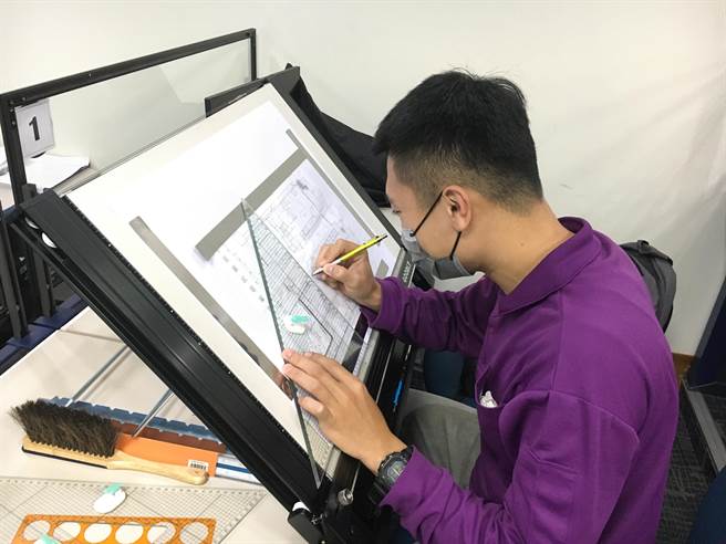 叶人华参加劳动学苑「室内设计实务班」，成功考取「建筑物室内设计乙级」，快速投入职场工作。（劳动力发展署中彰投分署提供／ 卢金足台中传真）