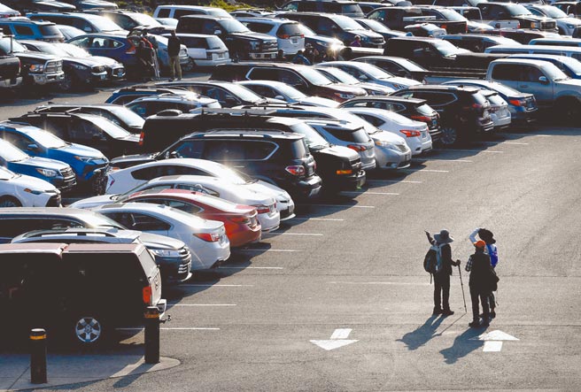 根据最新规定《联邦公报》（Federal Register）公布后60天生效，适用于2023年起的车款，预计逐年提高标准一直到2026年。图／美联社