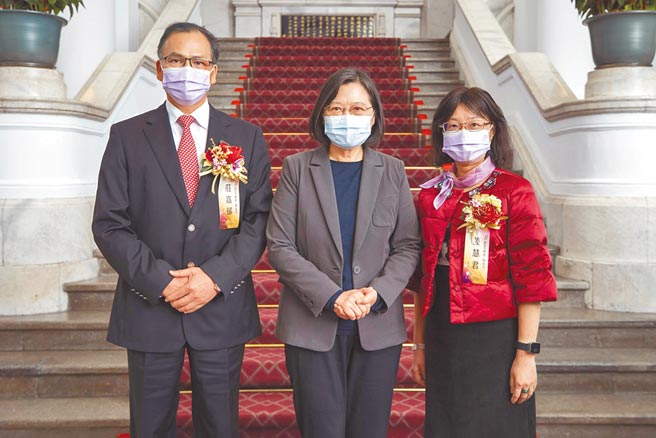 走过筚路蓝缕，发挥诚信务实的企业精神，善尽社会责任，致力于永续经营，去年荣获第43届创业楷模，董事长庄嘉郁（左）及特助陆慧君（右）接受总统蔡英文（中）接见。图／业者提供