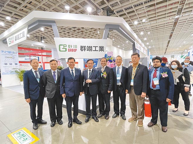 桃園市長鄭文燦（左三）於12月21日前往參加2021 TPCA開幕典禮後，特別到群翊工業現場攤位參觀，並與在場的群翊工業董事長陳安順（左二）、總經理李榮坤（右三）、副總余添和（左一）及TPCA協會理事長李長明（左四）等一起合影。圖／傅秉祥