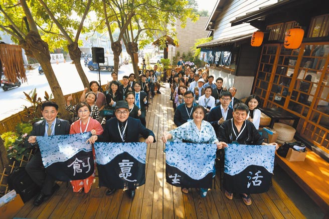 工业局吕正华局长（前排中）及林碧郁组长，与中卫中心詹伟正执行副总、创意生活产业协盟郑美淑会长、卓也小屋卓铭榜董事长和创意生活产业代表合影。图╱工业局提供