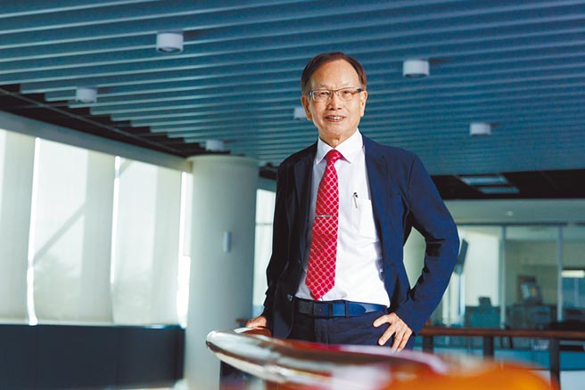 获得2021台湾最佳国际品牌价值潜力之星奖，杨德华董事长期望程泰亚崴集团，在2025年成为全球前20大工具机厂。图／业者提供