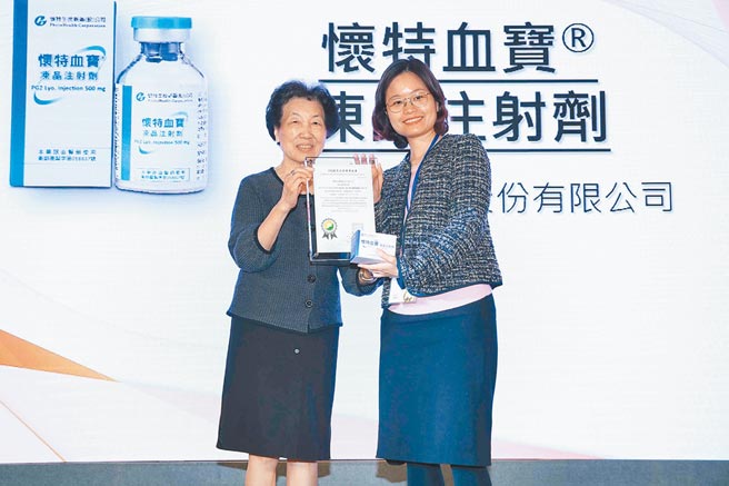 怀特新药总经理李伊伶（右）表示，透过基因大数据分析，寻找出数种可能的抗病毒标的物与抗病毒功效。图／怀特提供