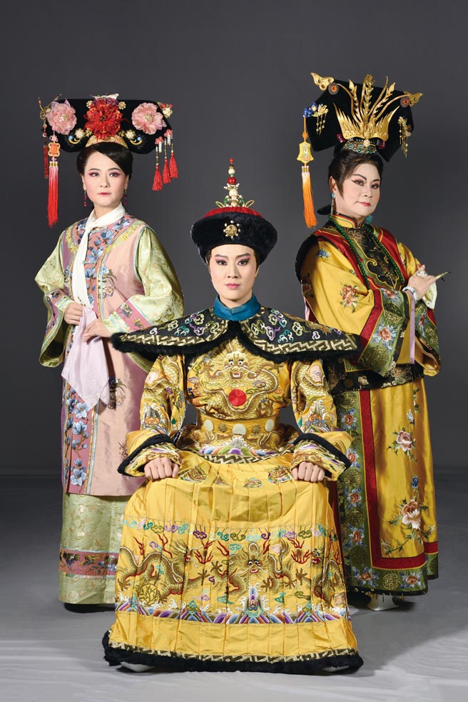 臺灣豫劇團《慈禧與珍妃》三位主角王海玲（右一）、蕭揚玲（左一）與劉建華歷經十餘年舞臺歷練，復刻演出值得一看。圖／業者提供