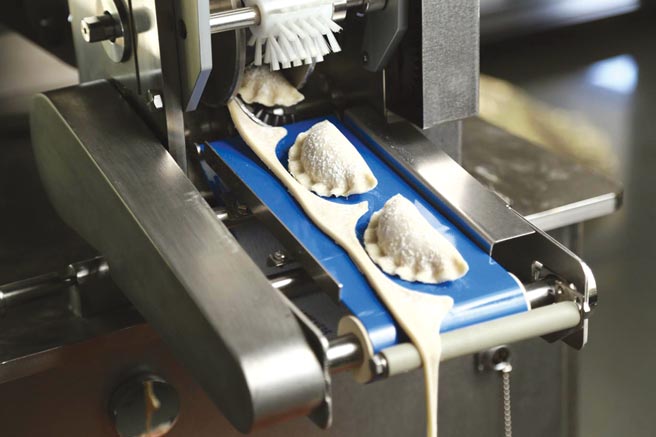 安口自制研发的仿手工水饺机，关键技术在于全新模具成型技术「阿提师模具」，它能做出与仿手工的手捏花纹。图／业者提供