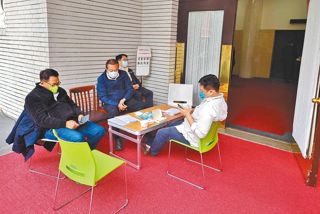 民进党政府把立法院当成权力的推土车；没有制衡的民主，距离专制已不远矣。图为民进党推动新竹县市合併升格，为能在星期五递案修法，立委21日开始在议场大门外轮班。（杜宜谙摄）