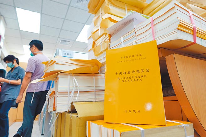 民進黨立院黨團昨將中央政府總預算逕付二讀，國民黨團批剝奪立委預算審查權，大開民主倒車。圖為行政院與各部會111年預算書8月底送抵立院各黨團辦公室。（本報資料照片）