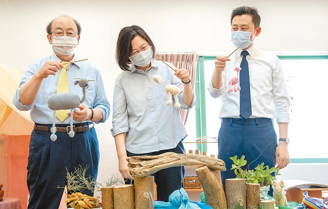 民进党立院党团总召柯建铭（左）积极推动新竹市与新竹县合併升格，替新竹市长林智坚（右）铺路。（总统府提供）