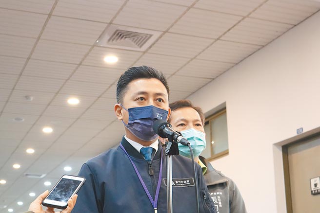 民進黨推動大新竹合併，遭指是為新竹市長林智堅（左）「量身打造」。（邱立雅攝）