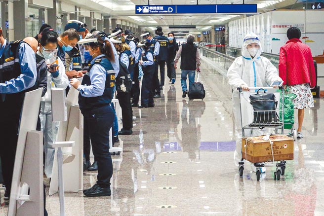 中央流行疫情指挥中心21日公布国内新增10例COVID-19移入确定病例，10例境外移入个案分别自哥伦比亚、美国、柬埔寨、越南、英国、印尼入境。图为桃园机场入境旅客（非新闻当事人）。（陈麒全摄）