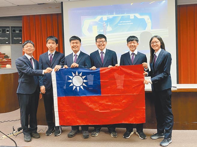 2021年国中科学奥林匹亚竞赛我国得6金，6位选手由左至右分别为高雄中学许孟哲、建中陈柏凯、南一中张丞汉、台中一中戎庆一、台南一中林轩名、台南建兴国中蔡依珊。（教育部提供／林志成台北传真）