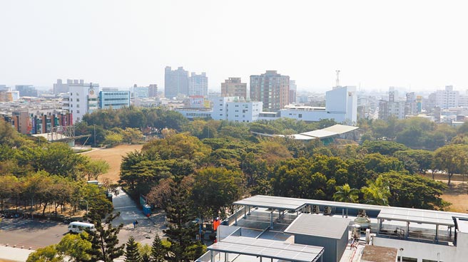 台南市新營區是原台南縣治所在地，縣市合併後的第4年開始，人口逐年負成長。（張毓翎攝）