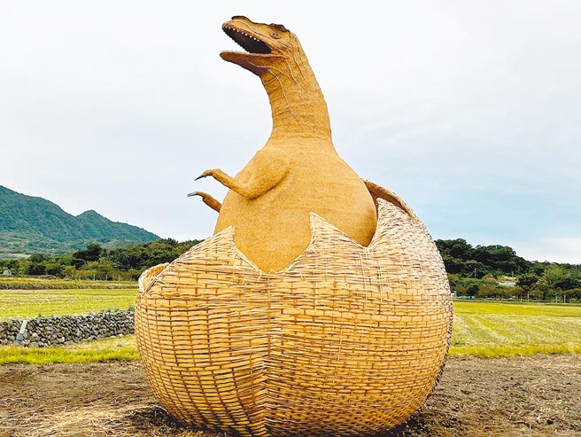 今年迈入第3年的花莲富里稻草艺术季主题为「开猩游乐园-来稻侏罗纪」，各个农友、居民、艺术家绞尽脑汁创作，预计24日在罗山农特产品展售中心旁展出。（富里乡农会总干事张素华提供／罗亦晽花莲传真）