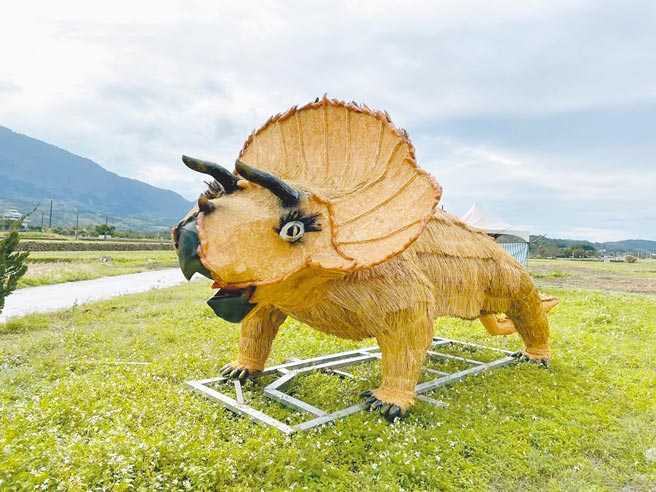 今年迈入第3年的花莲富里稻草艺术季主题为「开猩游乐园-来稻侏罗纪」，各个农友、居民、艺术家绞尽脑汁创作，预计24日在罗山农特产品展售中心旁展出。（富里乡农会总干事张素华提供／罗亦晽花莲传真）