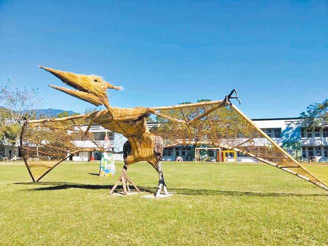 今年迈入第3年的花莲富里稻草艺术季主题为「开猩游乐园-来稻侏罗纪」，各个农友、居民、艺术家绞尽脑汁创作，预计24日在罗山农特产品展售中心旁展出。（富里乡农会总干事张素华提供／罗亦晽花莲传真）