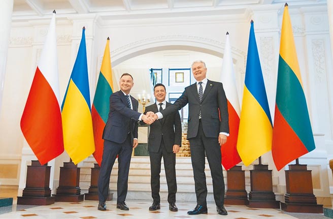 立陶宛總統瑙塞達（右）和波蘭總統杜達（左）拜會烏克蘭，與烏克蘭總統澤倫斯基（中）對地區的主要挑戰簽署聯合聲明。（摘自烏克蘭總統府官網）