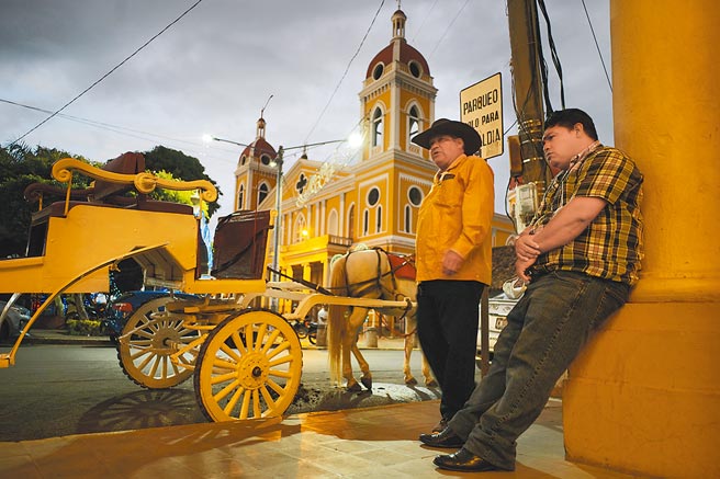 欧江安表示，目前我国驻尼加拉瓜大使馆各项撤馆作业已进入最后阶段，我国驻尼国大使李岳融已返抵台湾，其他大使馆及技术团人员将于23日全数完成撤离。图为12月12日，马车夫在尼加拉瓜格拉纳达省等待生意。（新华社）