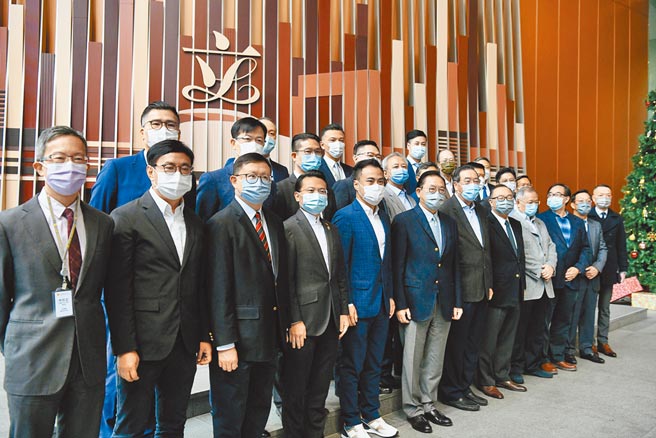 12月21日上午，香港特区第七届立法会功能界别全体当选议员于立法会会见传媒。图为当选立法会功能界别议员会见传媒。（中新社）