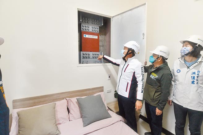 新北市土城员和段青年社会住宅预计12月底完工，新北市长侯友宜（左）21日视察各式房型及相关硬体设备。（蔡雯如摄）