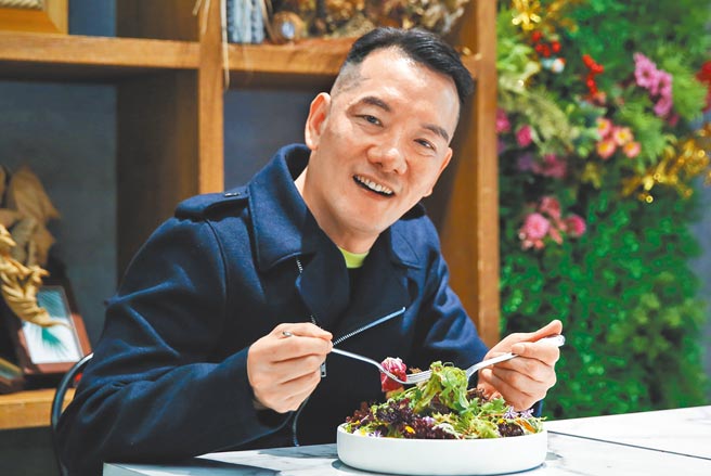 田定丰不仅是美食达人，也是畅销作家，近来推出新书《丰蔬食2》。（陈俊吉摄）