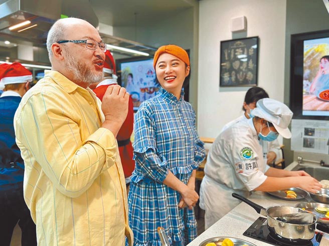 劉亮佐（左）、趙小僑舉辦創意料理大賽，吸引台北海大學生熱情參與。（台北海大提供）