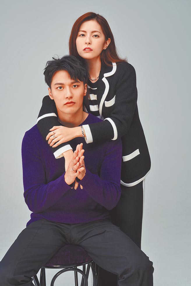 在《如果花知道》劇中，任容萱（後）和張睿家一冷一熱的角色反差極大，也是劇情焦點。（攝影／JOJ Photo‧服裝提供／Salvatore Ferragamo）